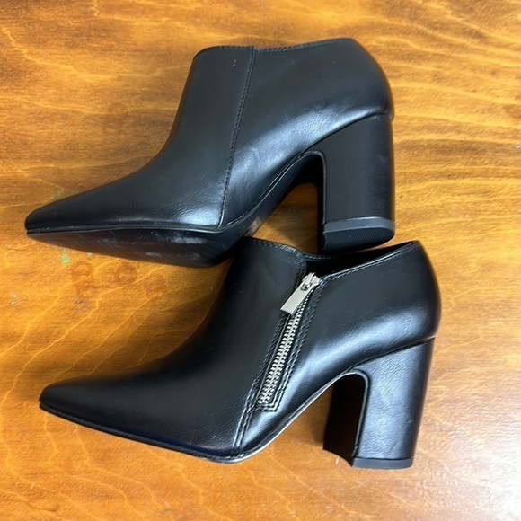 Micheal by micheal Shannon heel boots size 8 1/2 black  like new 3”heels. - Picture 5 of 9